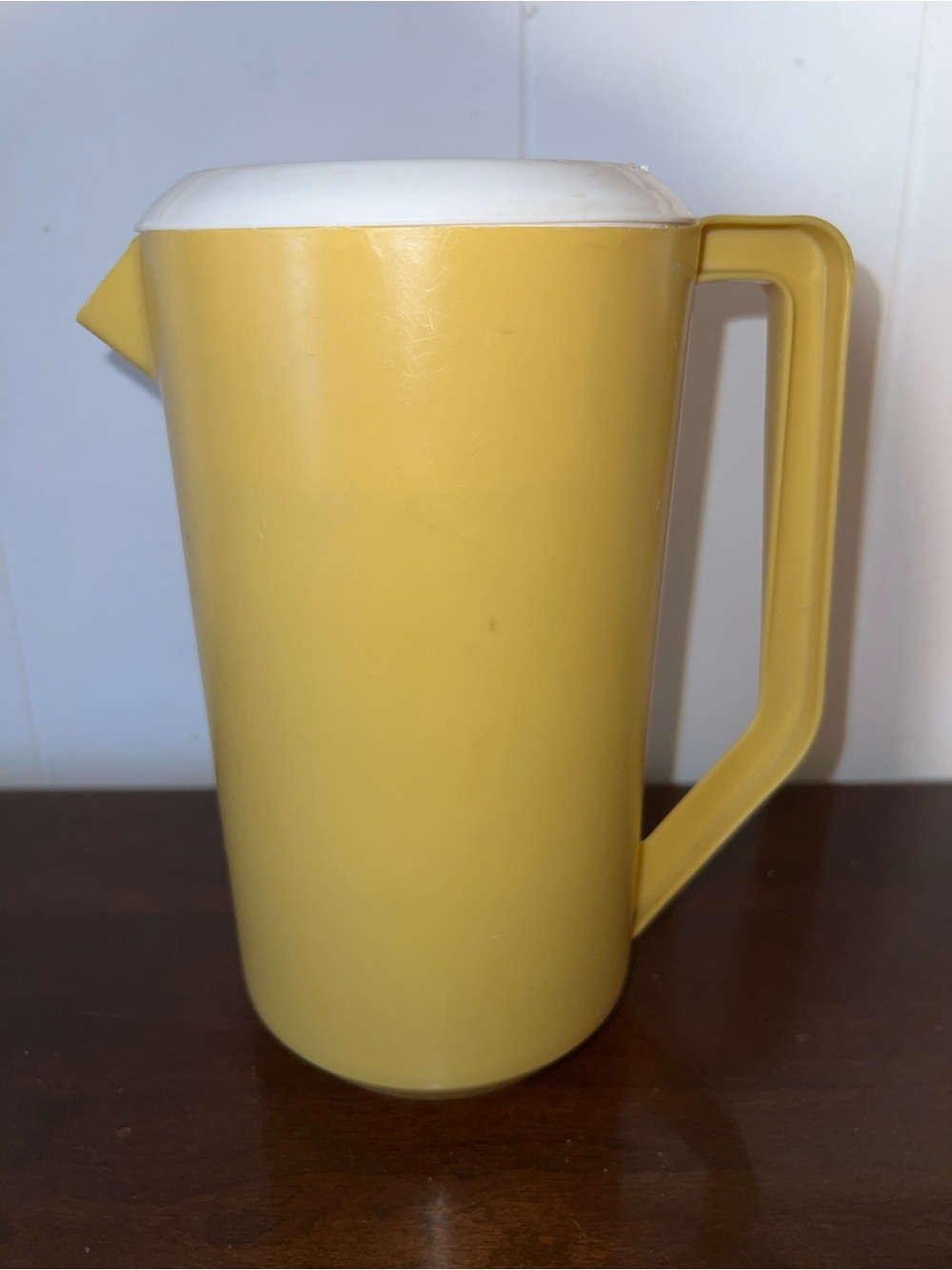 Vintage Rubbermaid 1 Gallon Pitcher Yellow #2718 With Lid